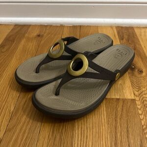 Crocs flip flops / size: 6 women